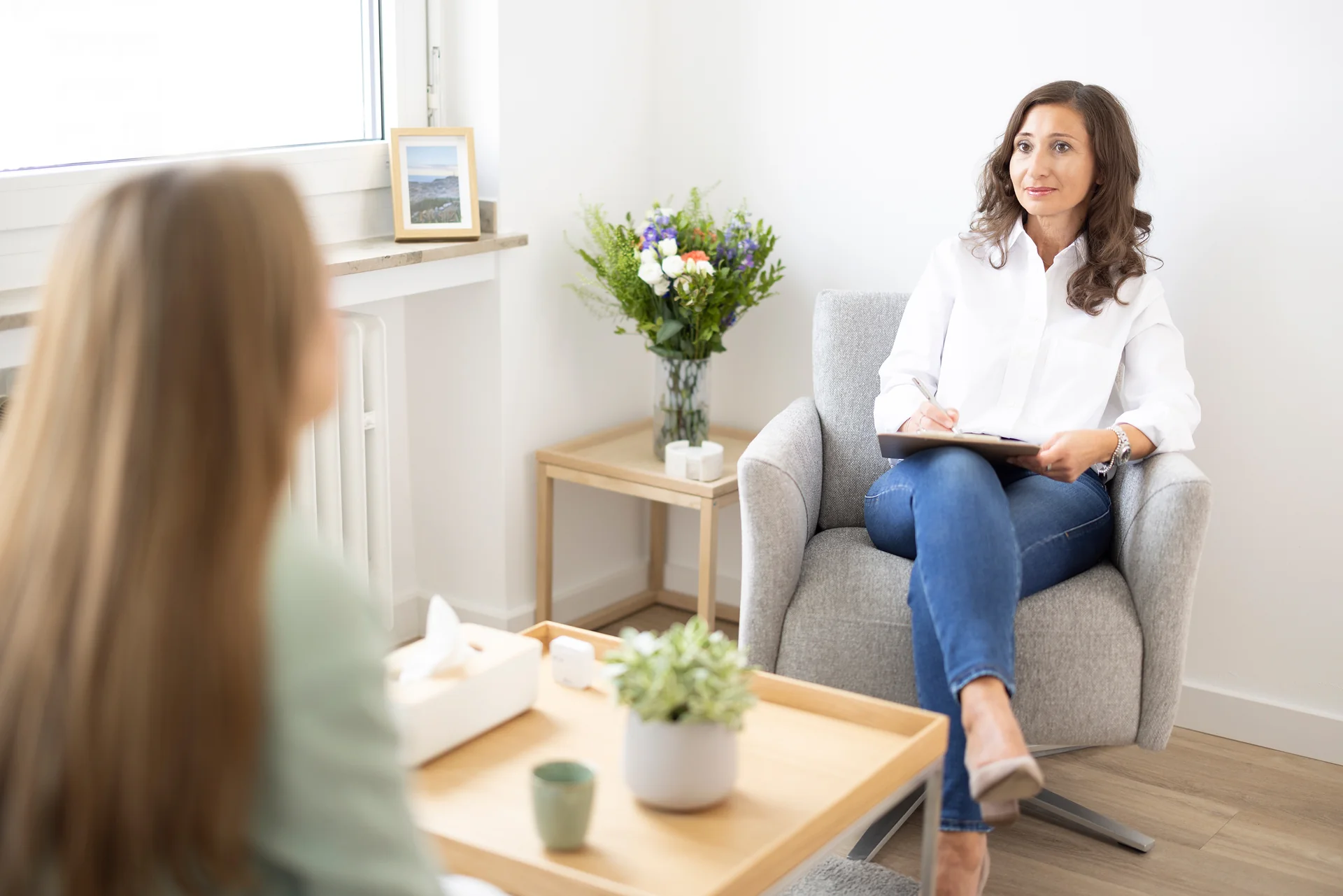 Dr. Davina Brandenburger in einer Beratungssituation in der Privatpraxis Psyche am GAP in Düsseldorf