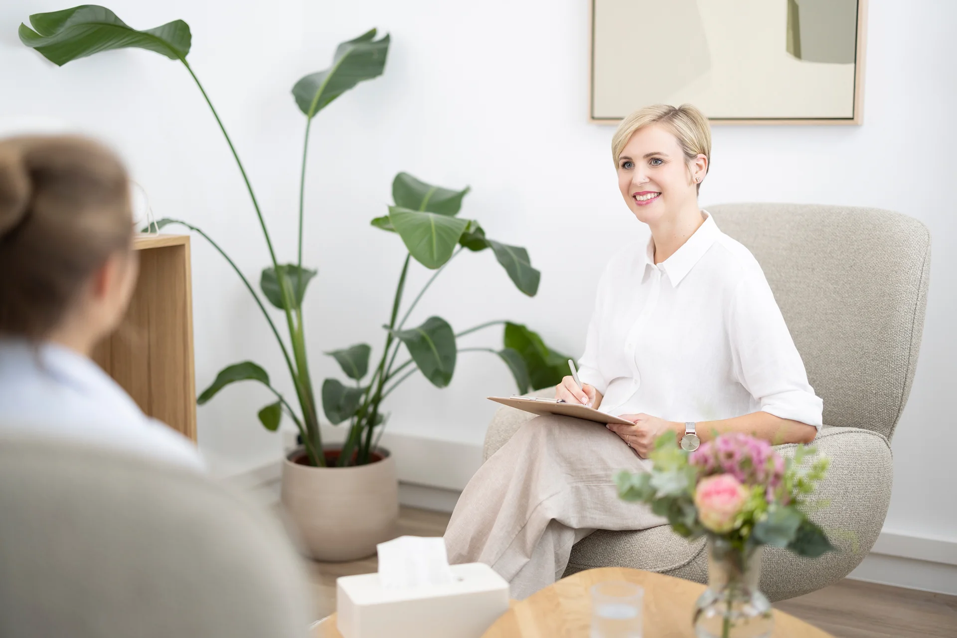 Eva Schüpstuhl, M.Sc. Psych., in einer psychotherapeutischen Beratung in der Praxis Psyche am GAP in Düsseldorf